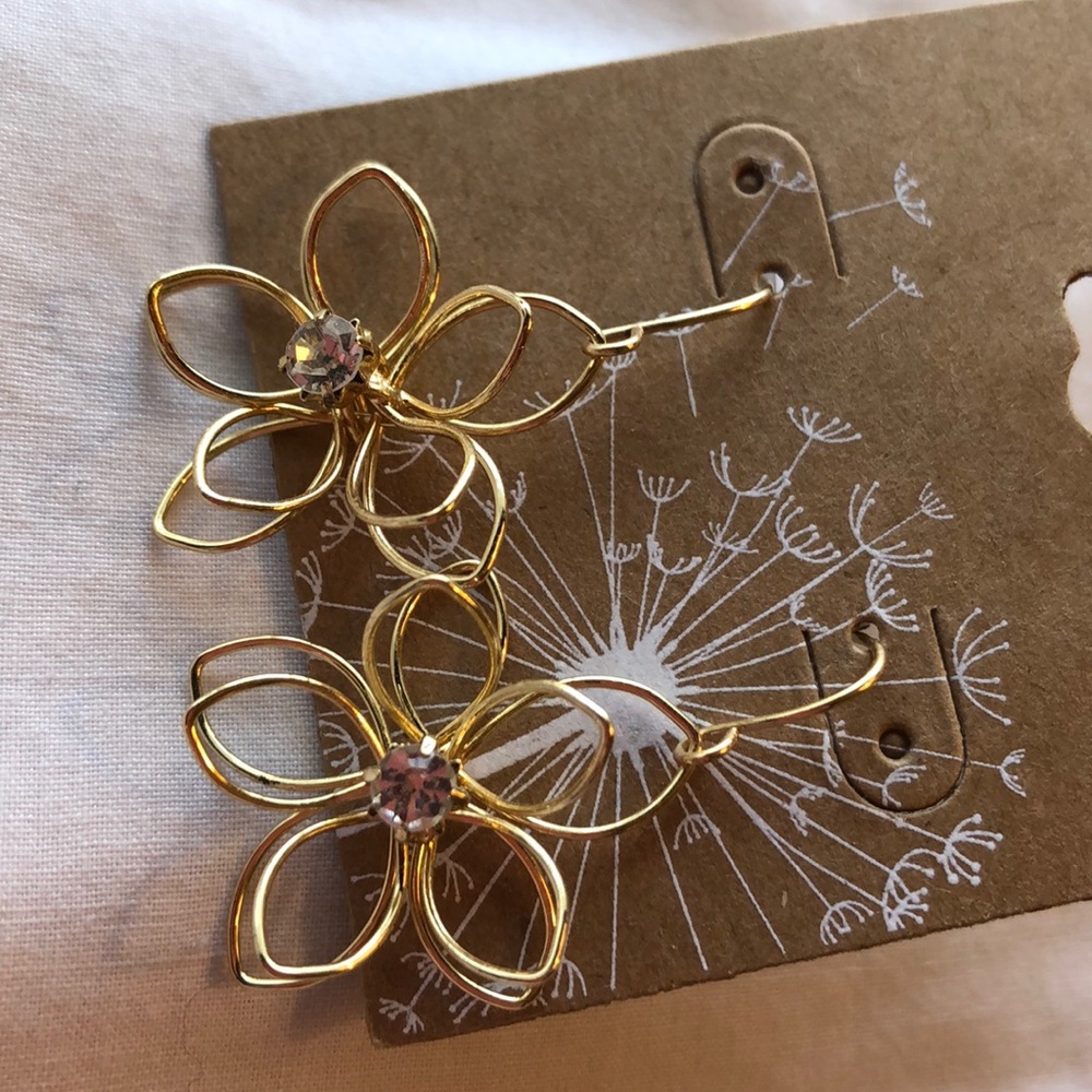 🌺Brand new gold colored earrings (free w bundle)